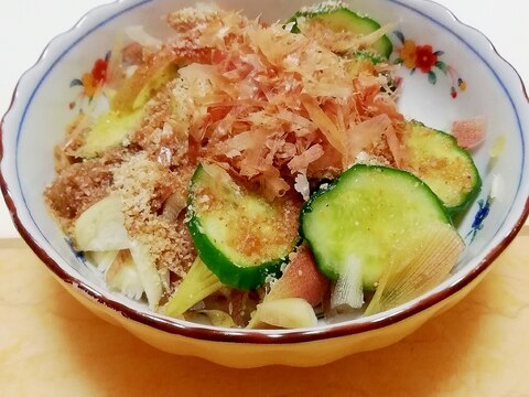 簡単!みょうがとキュウリの胡麻おかか和え